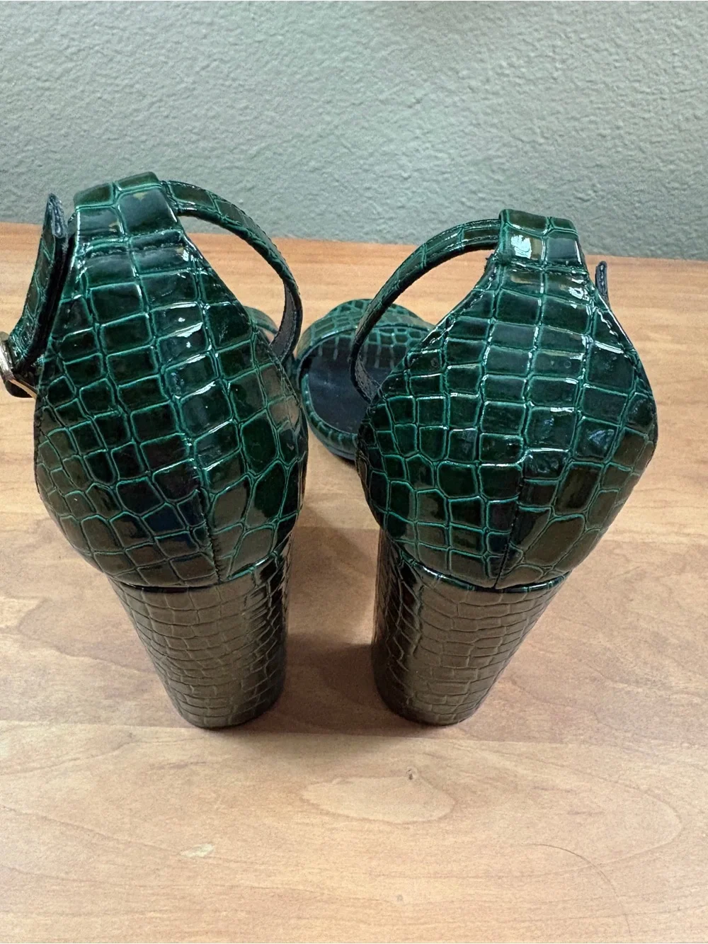Lulus Taylor Evergreen Crocodile-Embossed Block Heel Sandals Ankle Strap size 8
